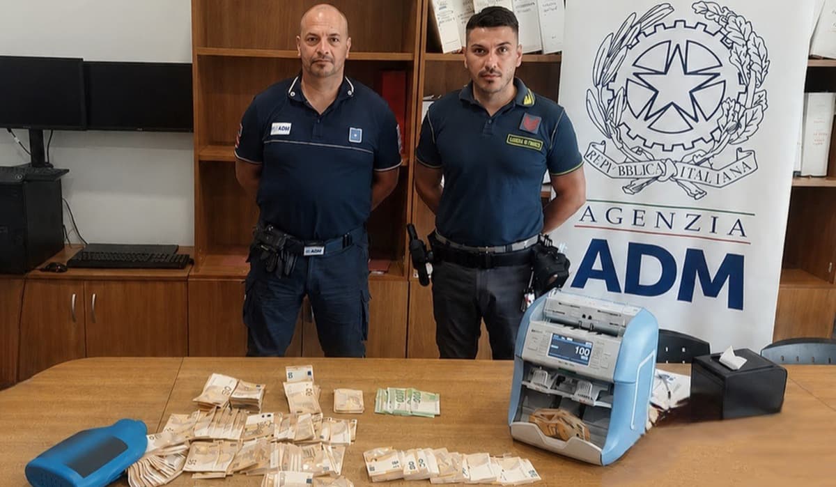Contanti e lingotti d'oro non dichiarati al porto di Genova: sequestri per oltre 151 mila euro, 52 mila nascosti nel detersivo