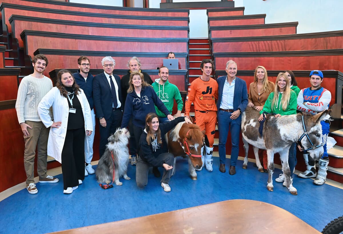 Due giornate speciali per i piccoli pazienti dell'Istituto Gaslini, arrivano i vigili del fuoco e la mototerapia con il progetto Islander