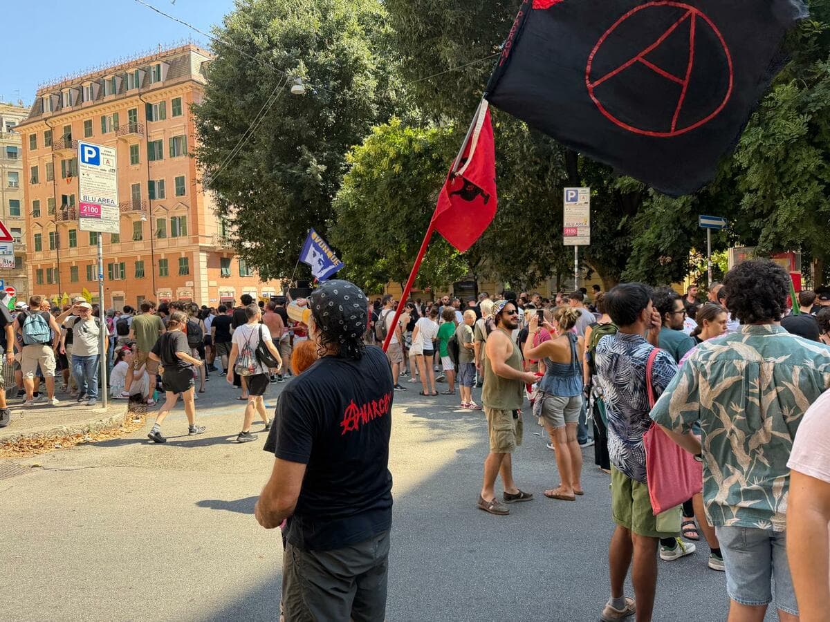 Venticinque anni dal G8 di Genova, oggi il primo corteo. Vittorio Agnoletto: "Un altro mondo è diventato urgente"