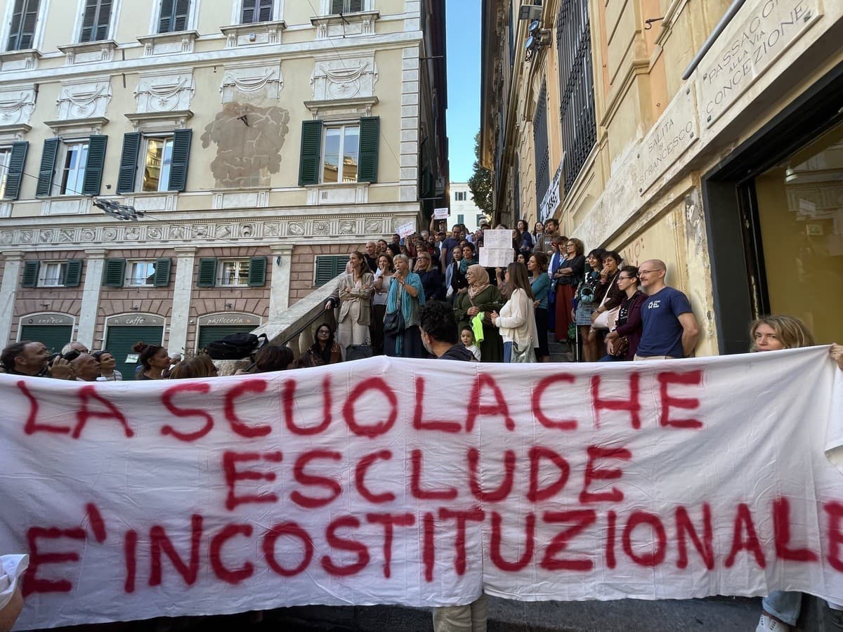 Striscione rimosso alla Daneo, centinaia in presidio: “La scuola che esclude è incostituzionale”
