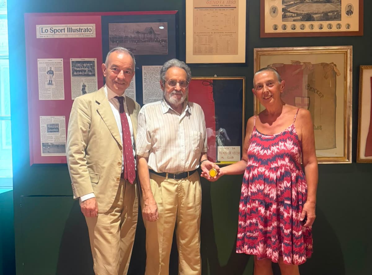 Un pezzo di storia rossoblù torna a casa: la Fondazione Genoa acquisisce l’orologio d’oro di Renzo De Vecchi