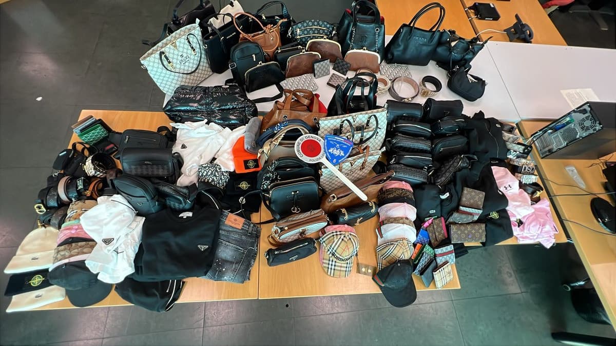 Porto Antico, la polizia locale sequestra 250 capi di marca contraffatti 
