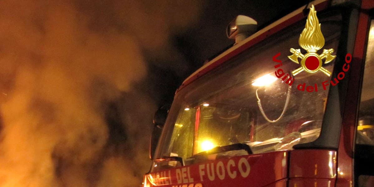 Incendio nella notte in via Majorana a Quinto: due anziani intossicati