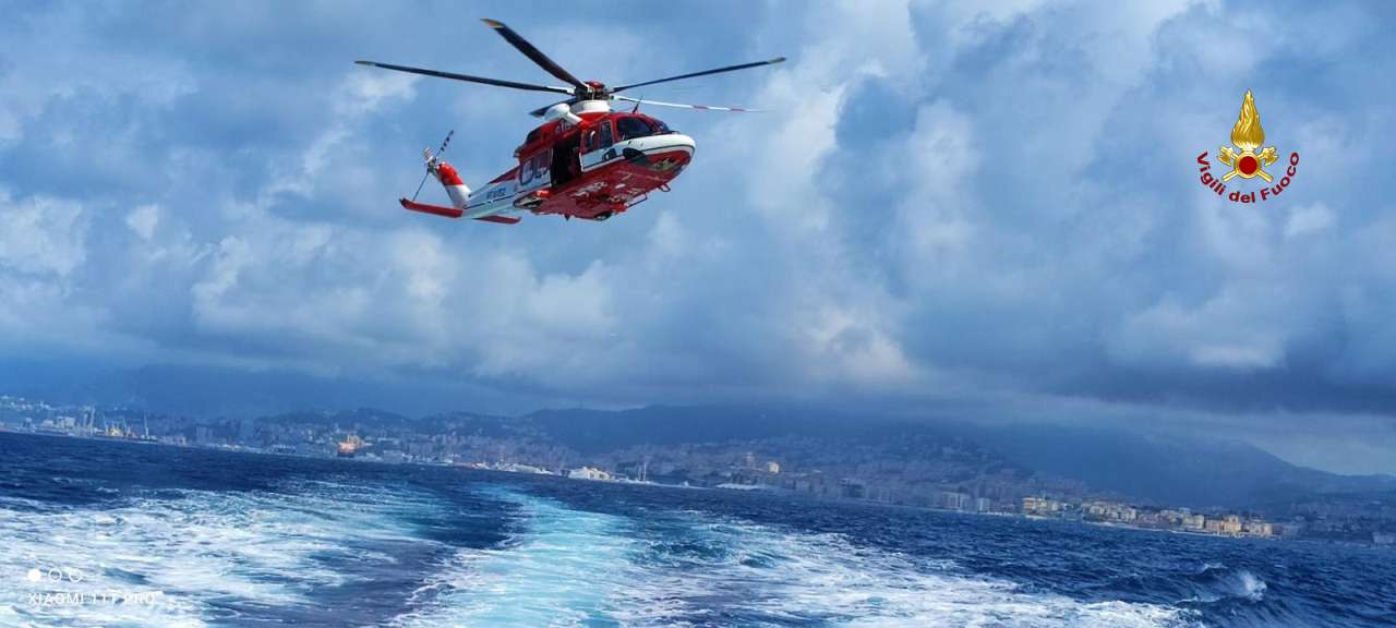 Marittimo si infortuna gravemente mentre l'imbarcazione è in rada a Genova, soccorso con l'elicottero