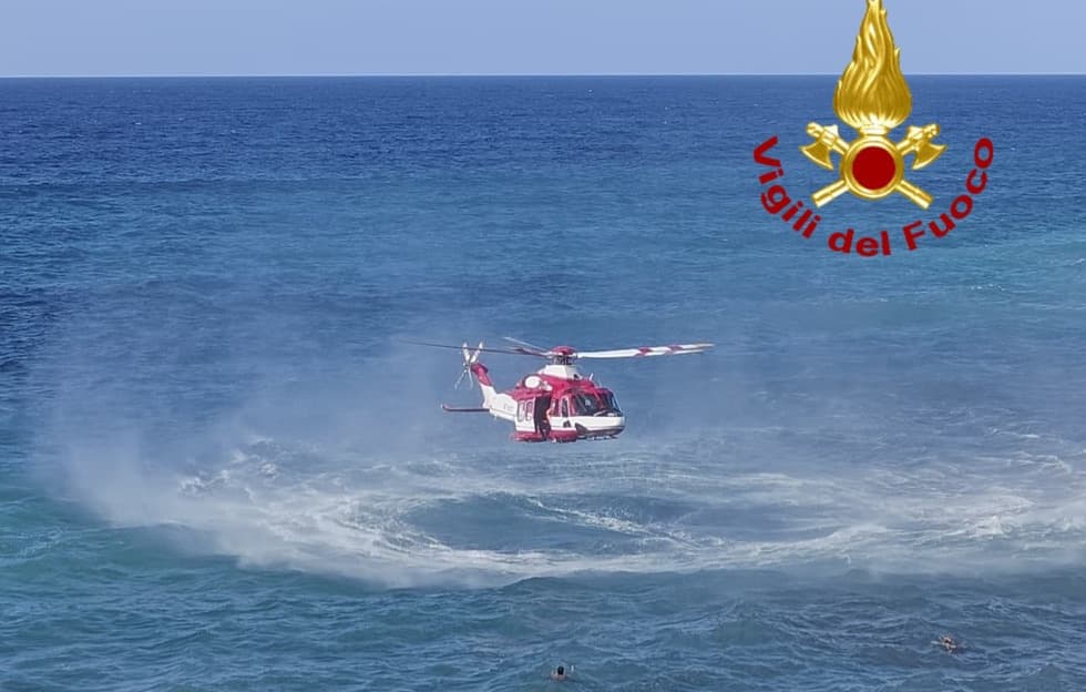 Bogliasco, ritrovato vivo dopo otto ore il giovane disperso in mare: recuperato dall’elicottero Drago