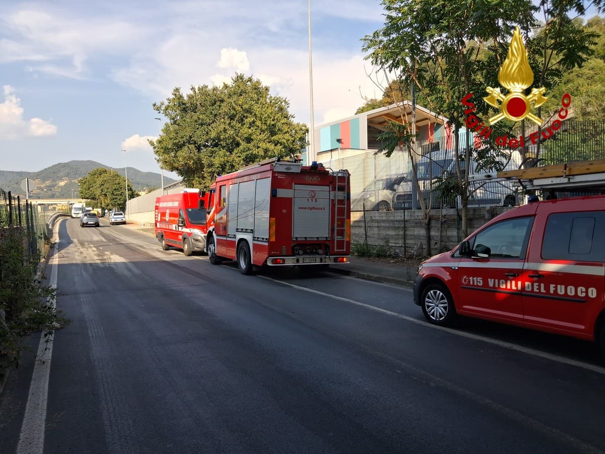 Via Bruzzo, scooter attraversa una pozza di sostanza presumibilmente caustica: ragazza ustionata e portata in ospedale