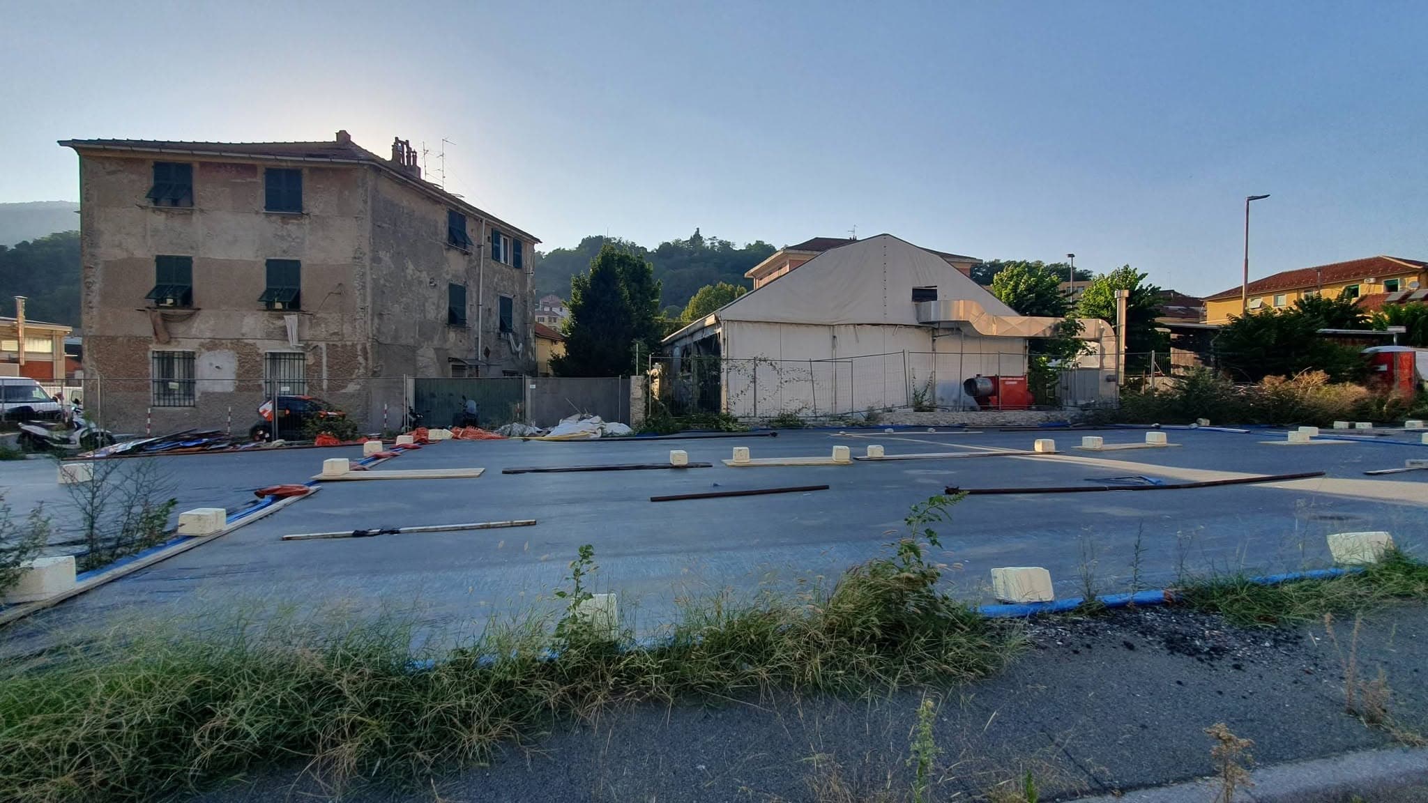 Amianto nel cantiere del nuovo parcheggio di Pontedecimo: cinque campioni su sei oltre soglia, scatta la variante