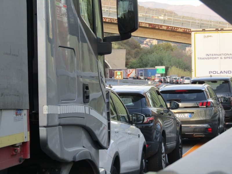Genova paralizzata dagli incidenti: traffico in tilt, disagi sulla sopraelevata e al casello di Genova Ovest