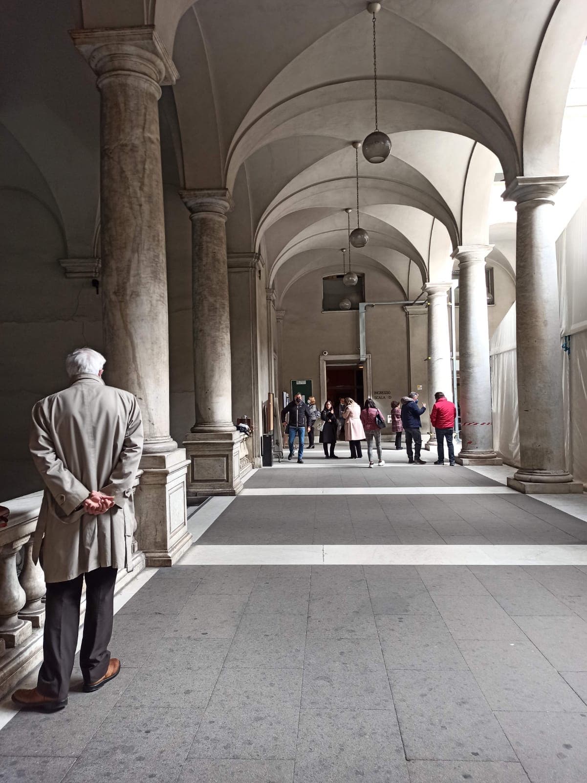 Palazzo di giustizia, si stacca un blocco di marmo da una colonna del cortile interno