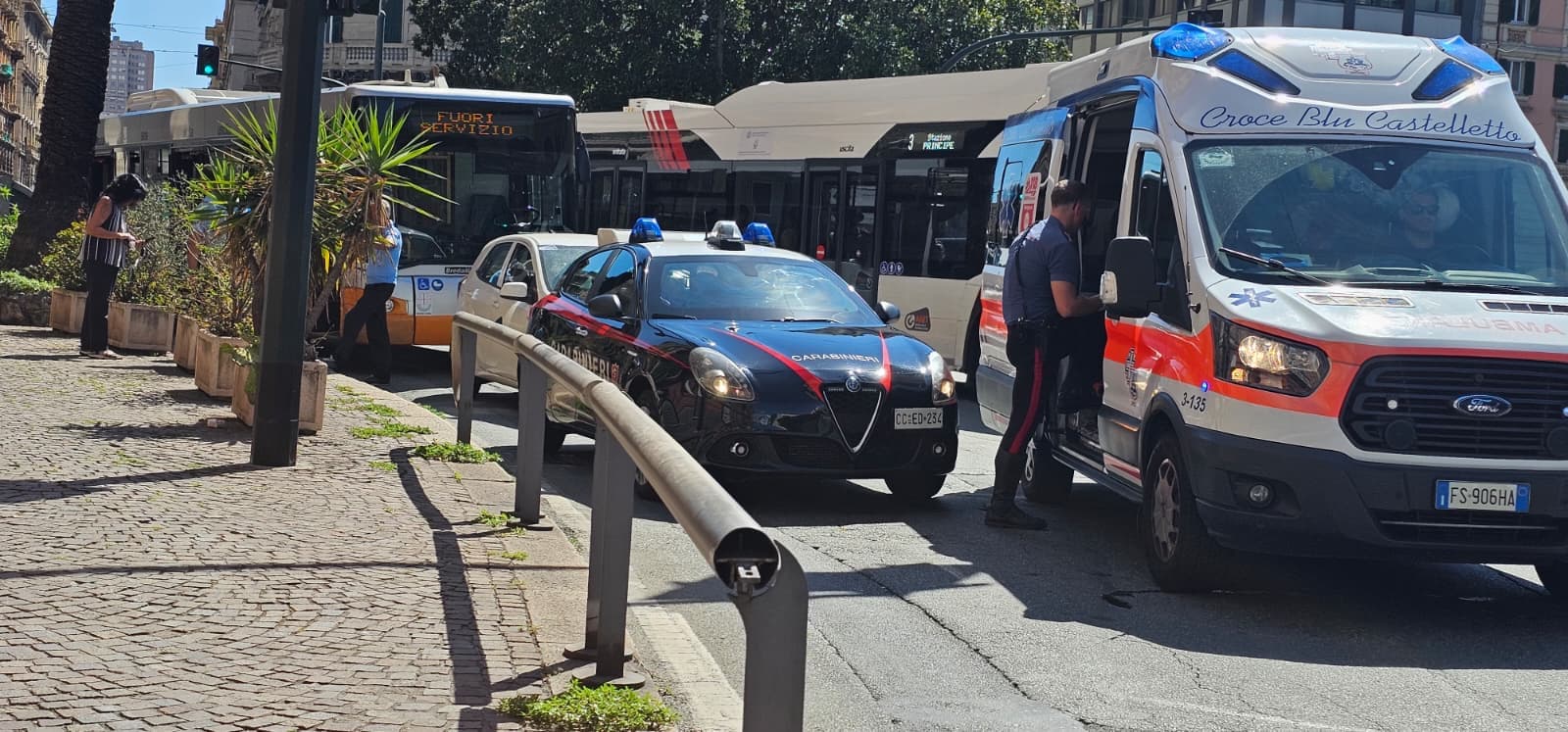 Aggressione all’autista del bus in piazza Montano, rotta una porta e sputi contro la conducente