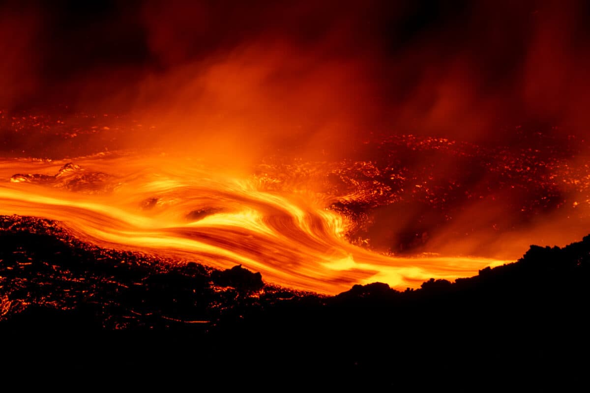 Eruzione dell'Etna: caos nei cieli siciliani con voli sospesi e disagi per i viaggiatori