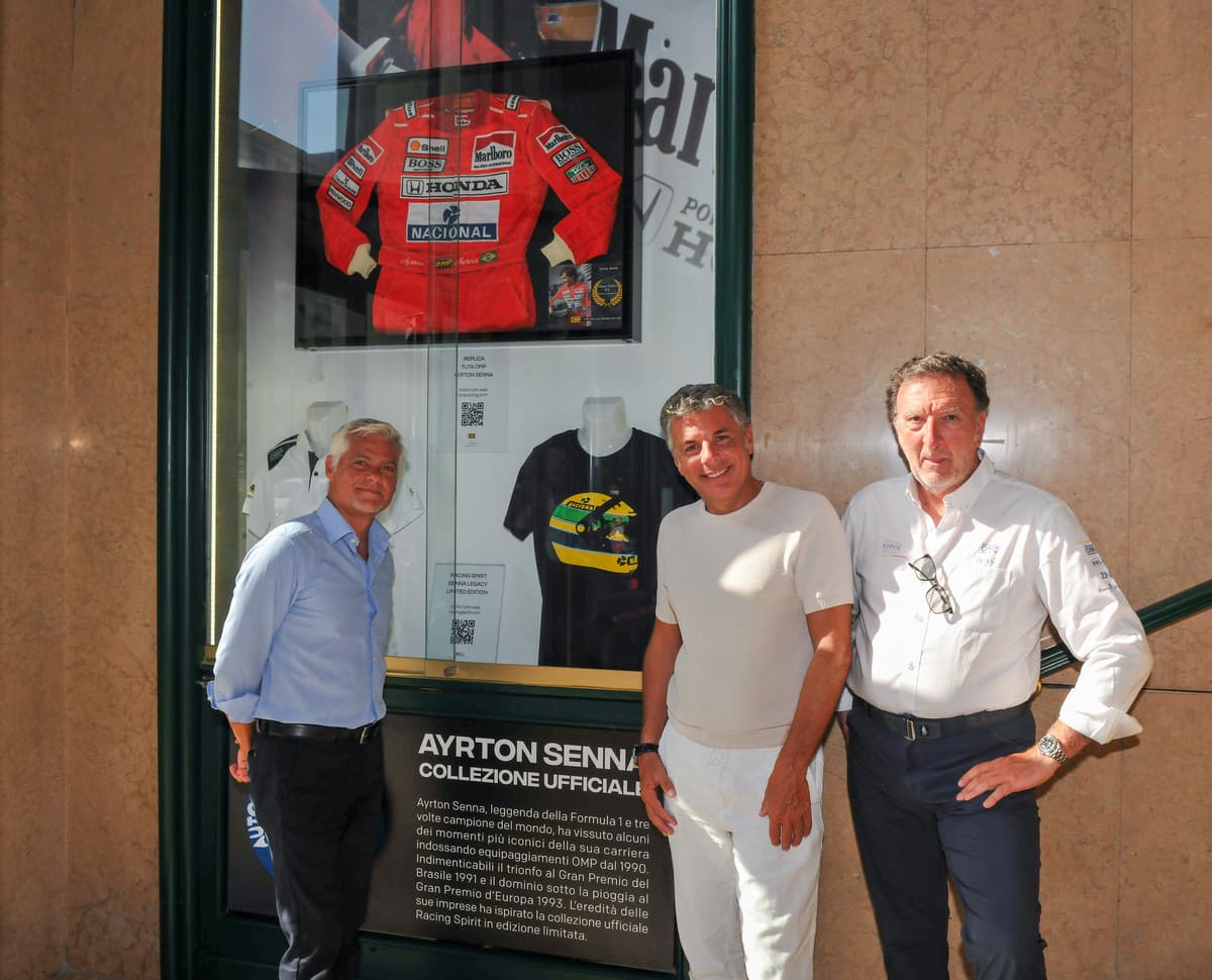 La leggenda di Ayrton Senna arriva a Genova, in mostra la tuta da gara del terzo titolo mondiale