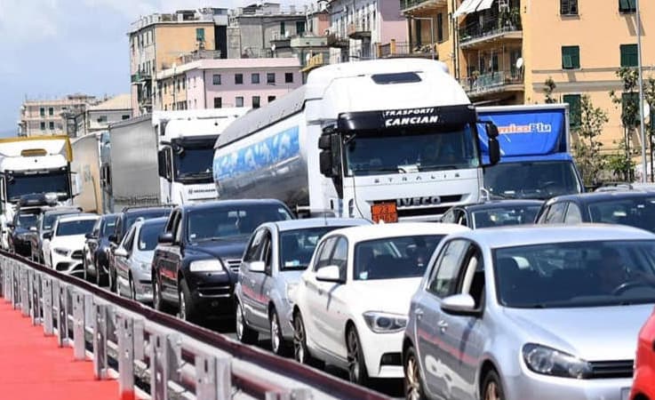 Tribogna, albero pericolante sulla Statale 225 della Fontanabuona: strada temporaneamente chiusa al traffico