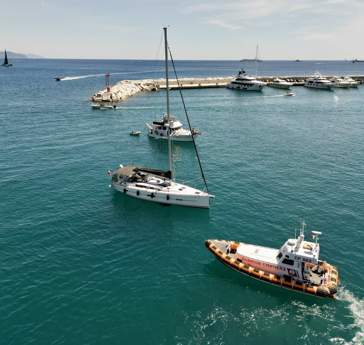 Tigullio, maxi operazione della Guardia Costiera: 14mila euro di multe tra spiagge e ristoranti