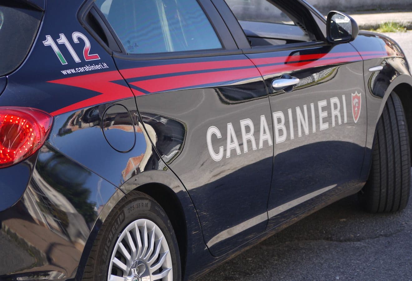 Carignano: ruba alcolici al supermercato, picchia la vigilanza e un passante e poi scappa in bus