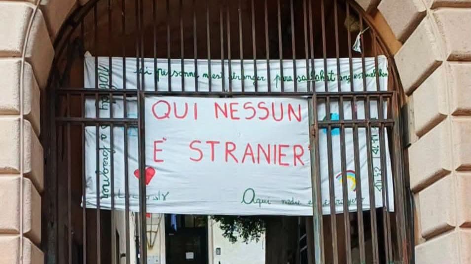 Striscione rimosso alla Daneo, la protesta continua: lunedì presidio in piazza della Meridiana. “La scuola è aperta a tutte e tutti”