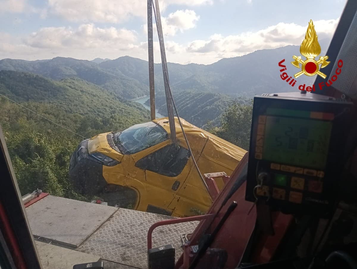 Propata, perde il controllo del furgone e finisce in una scarpata: conducente in ospedale