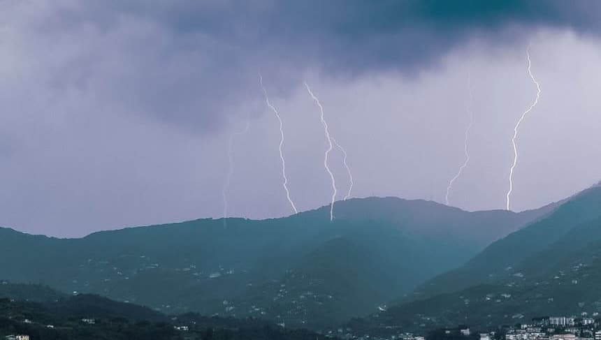 Maltempo, oltre 37mila fulmini sulla Liguria: più di 20mila su Genova, decine di interventi nel Tigullio