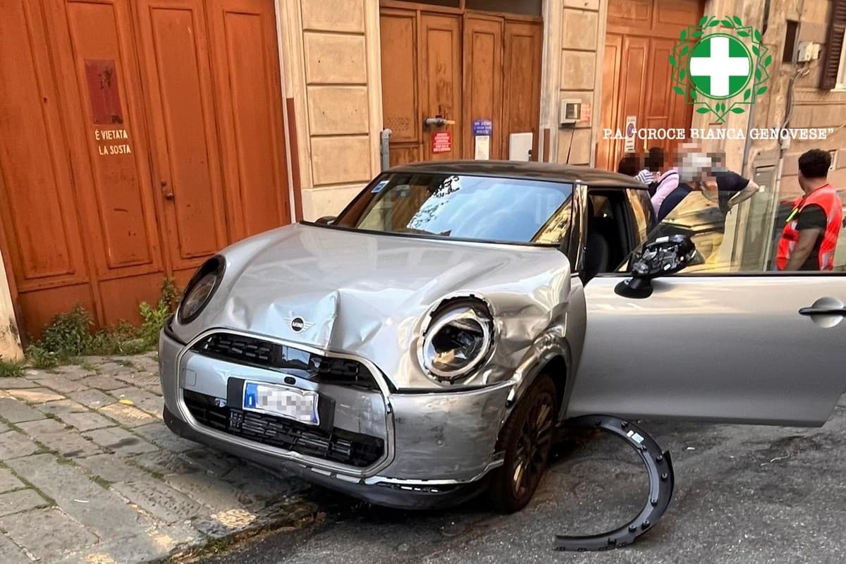 Castelletto, 86enne imbocca la via contromano: scontro con le auto in sosta