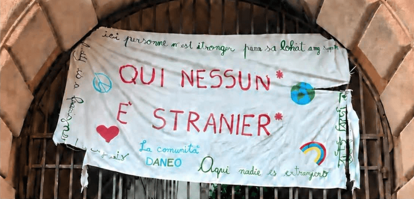 Striscione rimosso alla Daneo, il centrodestra: “Propaganda sui bambini”. Aumentano le adesioni al presidio di lunedì