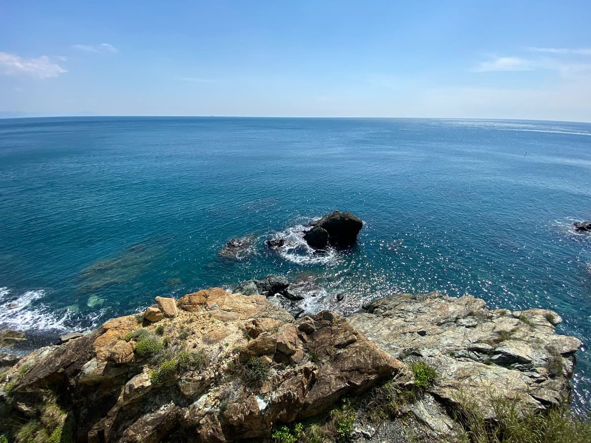 Chiavari, turista resta incastrato tra gli scogli dopo un tuffo: 43enne ricoverato in gravi condizioni