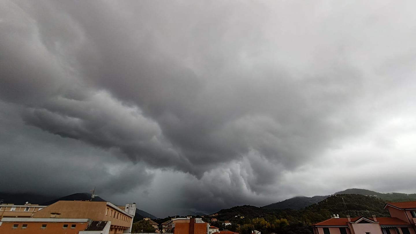Meteo, cambia il tempo in Liguria: lunedì rischio temporali forti e grandine