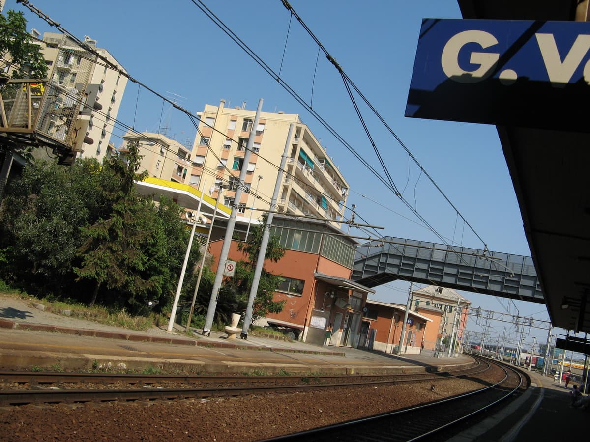 Voltri, rissa tra due bande a bordo del treno regionale: passeggeri terrorizzati, il convoglio rimane fermo per ore