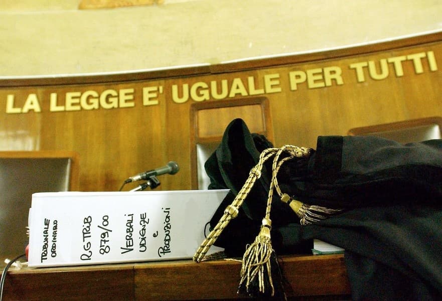 Operaio cadde riparando un lampione, il tribunale accoglie la messa alla prova per gli imputati