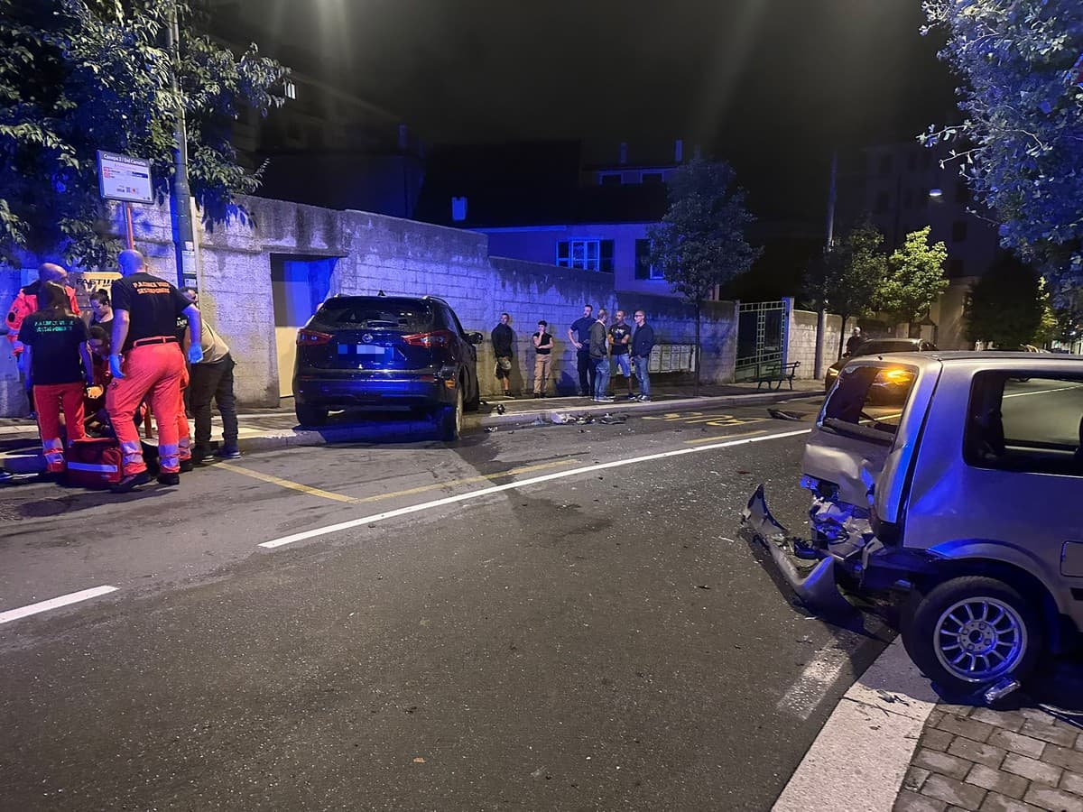 Sestri Ponente, violento tamponamento tra due auto in viale Carlo Canepa: due persone soccorse in codice rosso