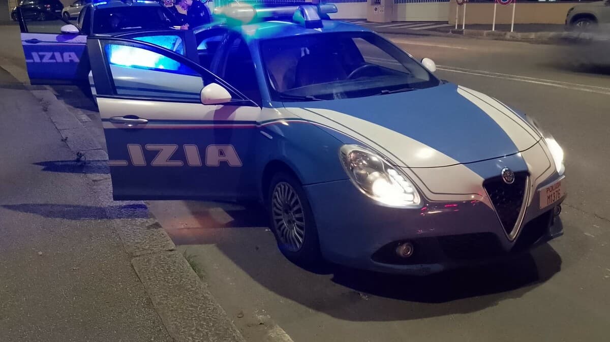 Voltri, prima la scusa della sigaretta e poi la rapina: tre minorenni accerchiano un giovane e gli strappano catenina e braccialetto d’oro, arrestati
