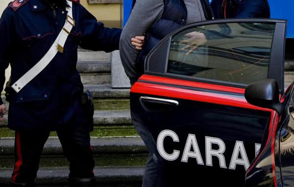Bolzaneto, tentano di strappare una collana a un giovane che sale sull'autobus: due arresti, ricercato un terzo uomo