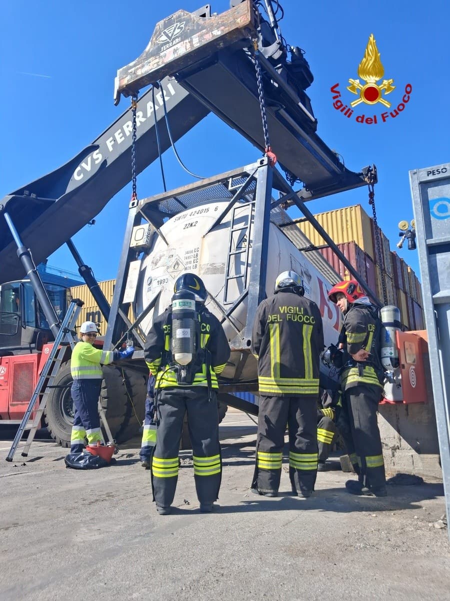 Perdita di liquido infiammabile da un container al PSA di Prà: intervento dei Vigili del Fuoco