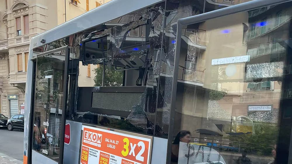 Rissa tra due gruppi di ragazzi sul bus 71, poi la sassaiola con il mezzo e i vetri distrutti. L'Ugl: "Necessario intervenire prima che ci scappi il morto"